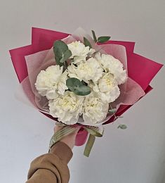 Букет "Арвен" из гвоздики и эвкалипта