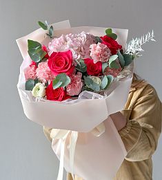 Букет "Роскошный Вальс" из гвоздик, гортензии, роз и ранункулюс