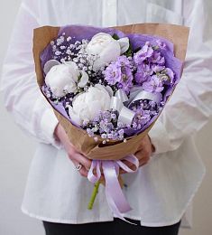 Букет "Венир" из пионов, гипсофилы и маттиолы