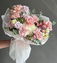 Композиция "Фрея"  из гортензии, роз, фрезий и лизиантусов