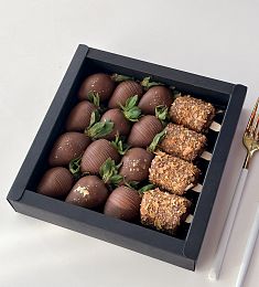 Клубничный-банановый бокс "Капучино" клубника и бананы в молочном шоколаде