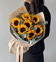 Букет "Colette" из 7 подсолнухов и эвкалипта