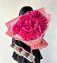 Сет "Клубника и 7 роз" букет роз и клубника в шоколаде