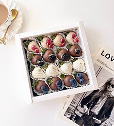 Клубничный бокс "Искушение" с клубникой в шоколаде и ягодами