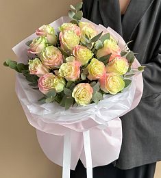 17 градиентных роз с эвкалиптом