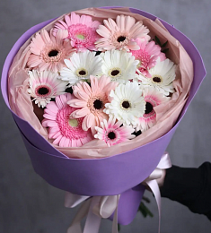 Букет из 15 розовых и белых гербер