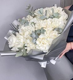 Букет из 25 голландских роз с эвкалиптом