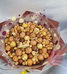 Букет из орехов с конфетами