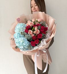 Букет "Палитра цветов" из гортензии и спрей роз с эвкалиптом