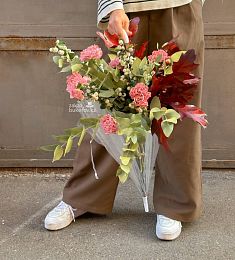 Композиция в зонте из гвоздик и голландской зелени. 