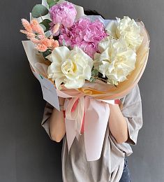 Букет "Сидней" с гортензией, пионом и розой