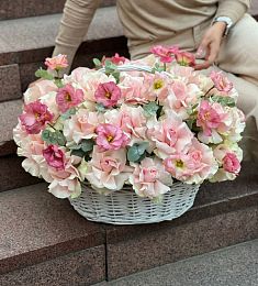 Корзина "Джулия" из роз и лизиантусов