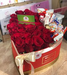 Коробка сердце со сладостями и розами