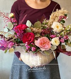 Композиция "Кукурбита" из георгинов, роз и сухоцветов 