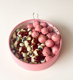 Фруктовый бокс "Розовая нежность" голубика, черешня, гранат в шоколаде