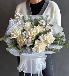 Композиция "Ethereal Harmony" из роз и нобилиса с хлопком