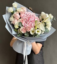 Композиция "Waltz" из роз, лизиантусов, гортензии и антуриума