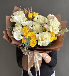 Композиция "Мелодия летнего ветра" из калл, роз и спрей роз