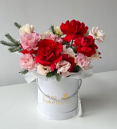 Композиция "Dreamweaver's Delight" из роз, лизиантусов и нобилиса