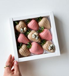 Клубничный бокс "К Пасхе" клубника в шоколаде с праздничным дизайном