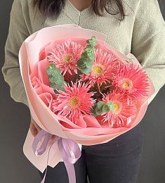 Букет из 5 розовых гербер с эвкалиптом в розовом оформлении