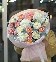 Композиция "Goldleafed" из хризантем, роз и эвкалипта