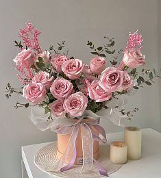 Композиция "Art Roses" с розами и рускусом в коробке