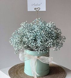 Букет "Воздушный" с голубой гипсофилой в коробке