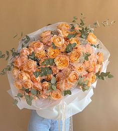 Букет "Аэлита" из пионовидных спрей роз с эвкалиптом