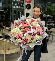 Букет "Сопрано" из гортензий, лизиантусов, маттиолы и спрей роз