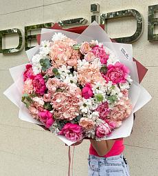 Букет "Летний пейзаж" из гортензий, пионов, хризантем и роз