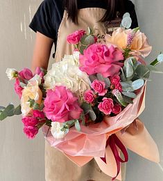 Букет "Impressive" из гортензий, роз и вероники