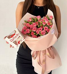 Сет "Амелия" моно букет из спрей роз и коробочка Raffaello