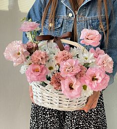 Букет "Sweetheart" из хризантем, гвоздик и лизиантусов