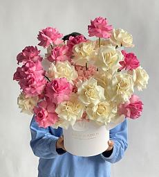 Букет "Дыхание весны" из гортензий и роз в коробке