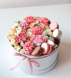 "Жизель" M Спрей розы, гвоздика, хризантемы и макаронс в коробке