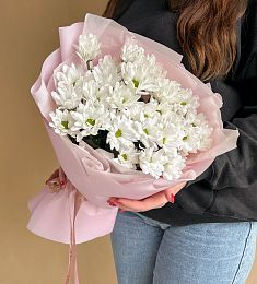 5 белых кустовых хризантем в оформлении