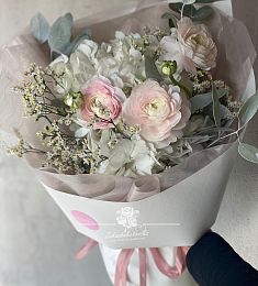 Букет "Конфетти" из гортензий и ранункулюса