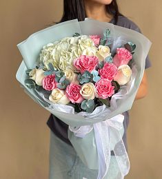 Букет "Paris" из гортензии, роз и эвкалипта