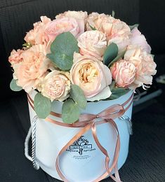 Композиция в коробке "Эдинбург" из гвоздик и роз