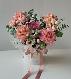 Композиция "Elisabet" из роз и эвкалипта в коробке