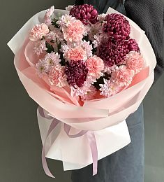 Букет "Пленительная Расцветка" из гвоздик и хризантем