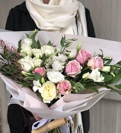 Букет "Теплые воспоминания" из Лизиантуса, роз и Астильбы
