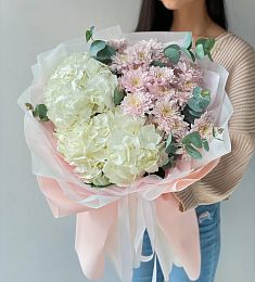 Букет "Шарлота М" с гортензией и хризантемой