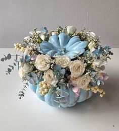 Композиция в тыкве "Тахмина" из роз, лизиантусов и ирисов