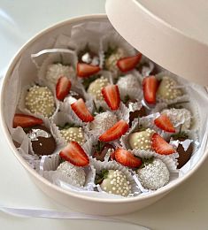 Клубничный бокс "Silken" клубника в белом и молочном шоколаде с клубничной нарезкой