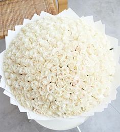 201 белая роза в букете