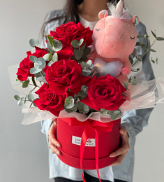 Букет "Лиза" из 7 роз с единорогом