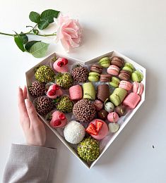 Фруктовый микс "Delicious" клубника, вишня и бананы в шоколаде с пирожными