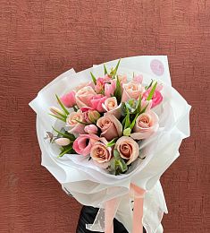 Букет "Эллада" из анемонов, роз и тюльпанов